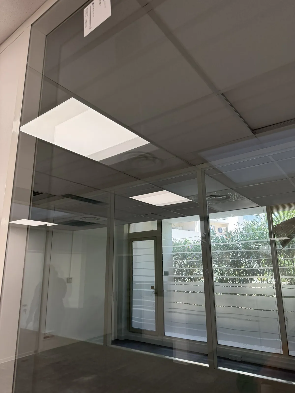 La même cloison vitrée de bureaux sans aucune trace après nettoyage par NBL VITRES à Marseille