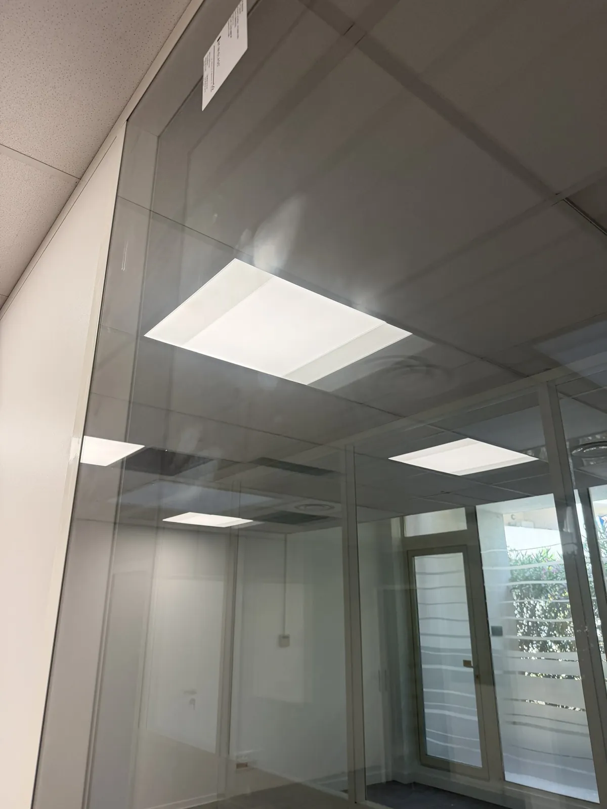 Cloison vitrée de bureaux marquée de traces avant nettoyage, à Marseille